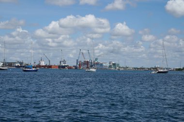 BATI PALM BEACH, FLORIDA - 10 HAZİRAN 2024: Florida 'daki Peanut Adası yakınlarındaki kıyı içi Su Yolu