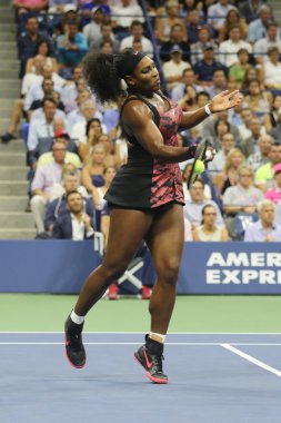 Yirmi bir kez Grand Slam şampiyonu Serena Williams Venus Williams, bize açık 2015 karşı onun çeyrek final maçı sırasında eylem