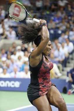 Yirmi bir kez Grand Slam şampiyonu Serena Williams Venus Williams, bize açık 2015 karşı onun çeyrek final maçı sırasında eylem