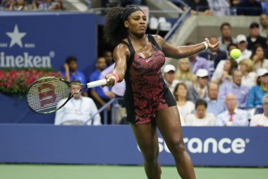 Yirmi bir kez Grand Slam şampiyonu Serena Williams Venus Williams, bize açık 2015 karşı onun çeyrek final maçı sırasında eylem