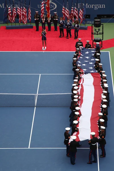 US-Marinekorps entrollt amerikanische Flagge während der Eröffnungszeremonie des us open Women 's Final 2015 — Stockfoto