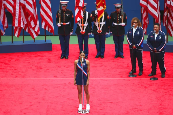 Ciara sings God Bless America before the US Open 2015 Women's singles final — Stockfoto