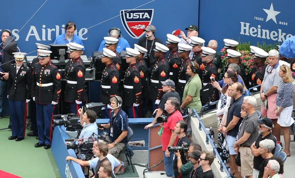 Cuerpo de Marines de los Estados Unidos desplegando bandera americana durante la ceremonia de apertura de la final femenina del Abierto de los Estados Unidos 2015 —  Fotos de Stock