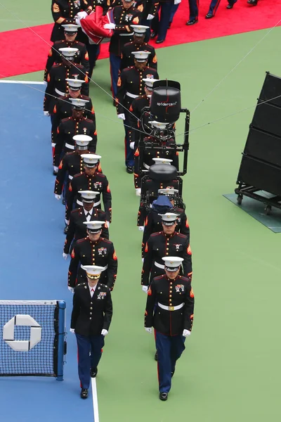 US Marine Corps sventola bandiera americana durante la cerimonia di apertura della finale femminile US Open 2015 — Foto Stock