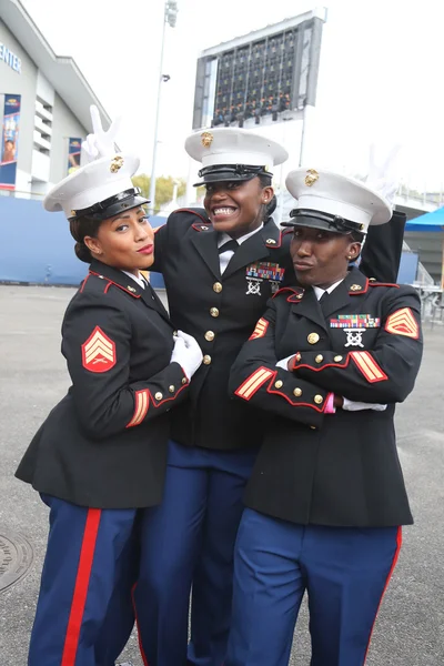 Ufficiali del Corpo dei Marines degli Stati Uniti al Billie Jean King National Tennis Center prima di svelare la bandiera americana — Foto Stock