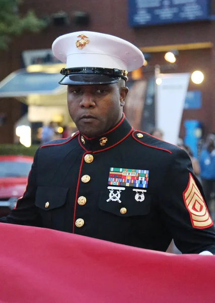 United States Marine Corps officer at Billie Jean King National Tennis Center before unfurling the American flag prior US Open 2015 men's final — Stockfoto