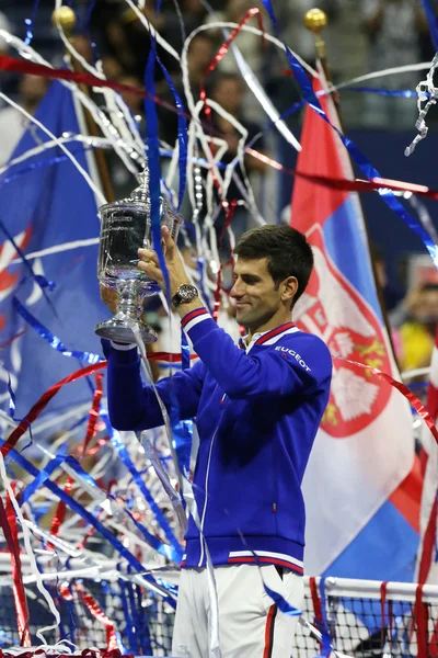 Dieci volte campione del Grande Slam Novak Djokovic durante la presentazione del trofeo dopo la finale maschile a US OPEN 2015 — Foto Stock