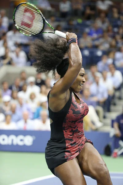 Veintiún veces campeona del Grand Slam Serena Williams en acción durante su partido de cuartos de final contra Venus Williams en el US Open 2015 — Foto de Stock