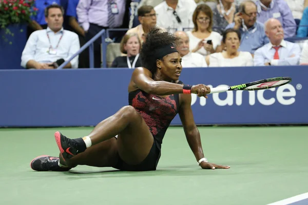 Twintig één keer Grand Slam champion Serena Williams in actie tijdens haar kwartfinale wedstrijd tegen Venus Williams op ons Open 2015 — Stockfoto