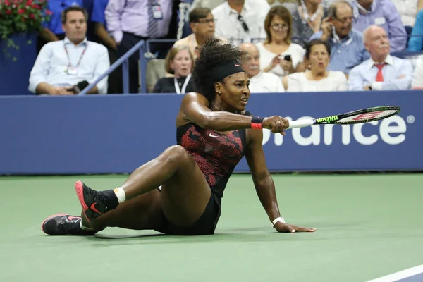 Veintiún veces campeona del Grand Slam Serena Williams en acción durante su partido de cuartos de final contra Venus Williams en el US Open 2015 — Foto de Stock