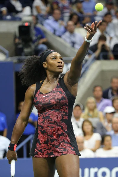 Dvacet jeden krát grandslamový šampion Serena Williams v akci během jejího čtvrtfinálový zápas proti Venus Williamsová na nás otevřené 2015 — Stock fotografie