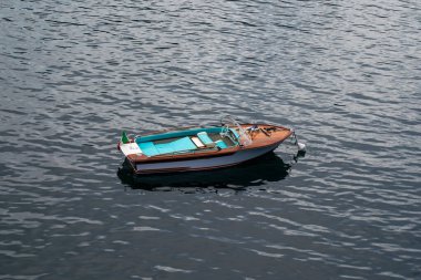 Piedmont, İtalya 'nın kuzeybatısındaki Orta Gölü' nde tekne.