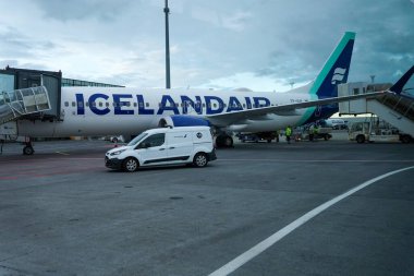 REYKJAVIK, ICELAND - 10 AĞUSTOS 2025: Keflavik Uluslararası Havaalanı 'nın girişinde park halindeki İzlanda uçağı. İzlanda 'nın bayrak taşıyıcısıdır..