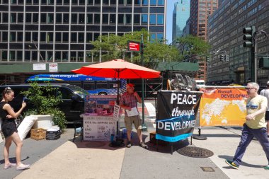 NEW YORK - 29 Temmuz 2025: Eylemciler ateşkes ve Gazze kıyısı boyunca bölgeyi yeniden inşa etmek için güvenli, modüler yerleşim ağı kurulmasını öneren 