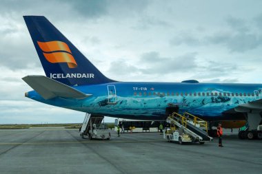REYKJAVIK, ICELAND - 10 AĞUSTOS 2025: 80 Yıllık Havacılık Ahırında İzlanda Boeing 757 uçağı Keflavik Uluslararası Havalimanı 'nda pistte. İzlanda 'nın bayrak taşıyıcısıdır..