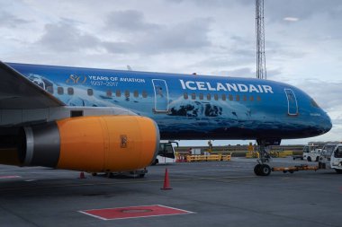 REYKJAVIK, ICELAND - 10 AĞUSTOS 2025: 80 Yıllık Havacılık Ahırında İzlanda Boeing 757 uçağı Keflavik Uluslararası Havalimanı 'nda pistte. İzlanda 'nın bayrak taşıyıcısıdır..