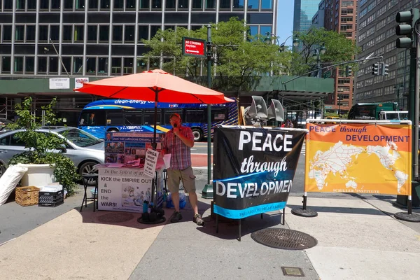 NEW YORK - 29 Temmuz 2025: Eylemciler ateşkes ve Gazze kıyısı boyunca bölgeyi yeniden inşa etmek için güvenli, modüler yerleşim ağı kurulmasını öneren 