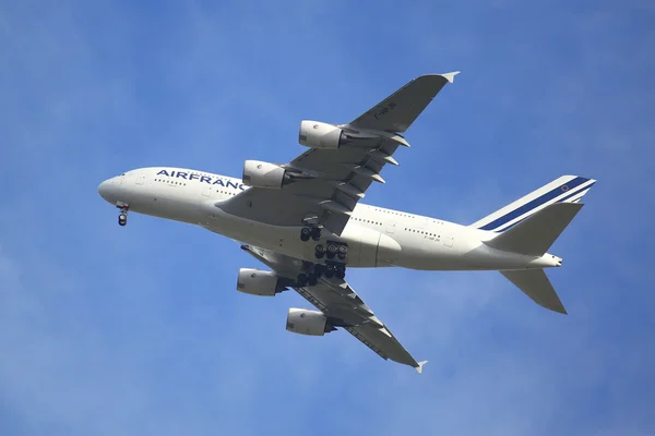 Air France Airbus A380 in New York sky before landing at JFK Airport — Stock Photo, Image
