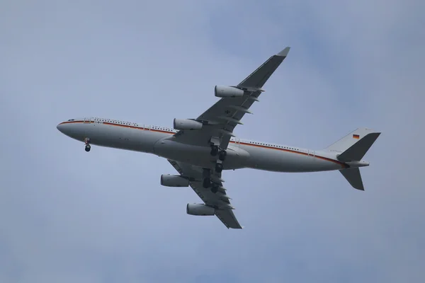 German Air Force or "Angie 1" Airbus A340 descending for landing at JFK International Airport in New York — Stock Photo, Image
