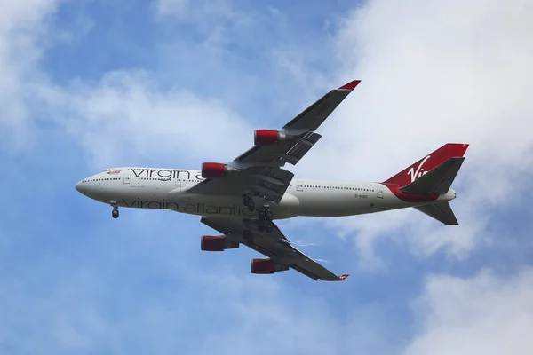 Virgin Atlantic Boeing 747 descendiendo para aterrizar en el Aeropuerto Internacional JFK en Nueva York — Foto de Stock