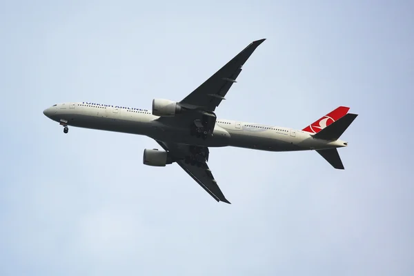 Turkish Airlines Boeing 777 приземляется в аэропорту имени Джона Кеннеди в Нью-Йорке — стоковое фото