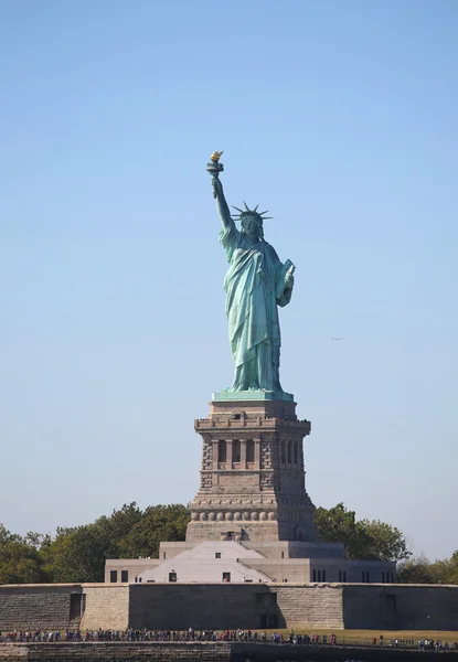 Die Freiheitsstatue im Hafen von New York — Stockfoto