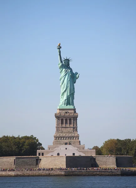 New york limanındaki Özgürlük heykeli — Stok fotoğraf