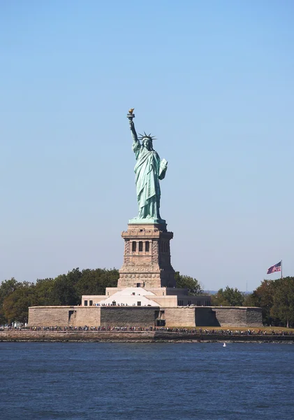 Die Freiheitsstatue im Hafen von New York — Stockfoto