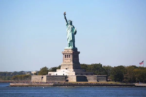 Het Vrijheidsbeeld in new york harbor — Stockfoto