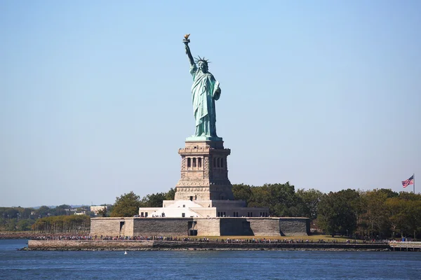 Die Freiheitsstatue im Hafen von New York — Stockfoto