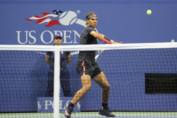 Catorce veces campeón del Grand Slam Rafael Nadal de España en acción durante su partido inaugural en el US Open 2015 —  Fotos de Stock