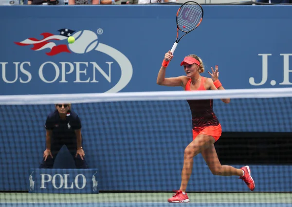 La tenista profesional Kristina Mladenovic de Francia en acción durante su partido US Open 2015 — Foto de Stock