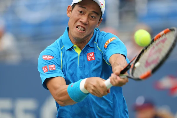 Профессиональный теннисист Кэй Нисикори из Японии в действии во время матча первого раунда на US Open 2015 — стоковое фото
