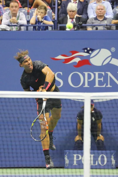 Catorce veces campeón del Grand Slam Rafael Nadal de España en acción durante su partido inaugural en el US Open 2015 — Foto de Stock