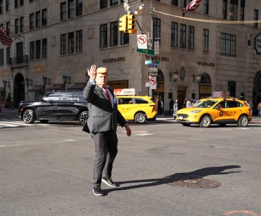 NEW YORK - 11 Kasım 2025: New York Trump Tower yakınlarındaki 5. Cadde 'de Başkan Donald Trump' ı taklit eden tanımlanamayan adam