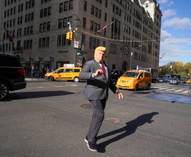 NEW YORK - 11 Kasım 2025: New York Trump Tower yakınlarındaki 5. Cadde 'de Başkan Donald Trump' ı taklit eden tanımlanamayan adam