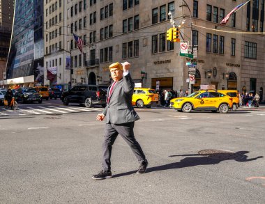 NEW YORK - 11 Kasım 2025: New York Trump Tower yakınlarındaki 5. Cadde 'de Başkan Donald Trump' ı taklit eden tanımlanamayan adam