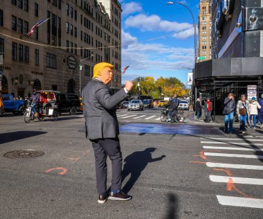 NEW YORK - 11 Kasım 2025: New York Trump Tower yakınlarındaki 5. Cadde 'de Başkan Donald Trump' ı taklit eden tanımlanamayan adam
