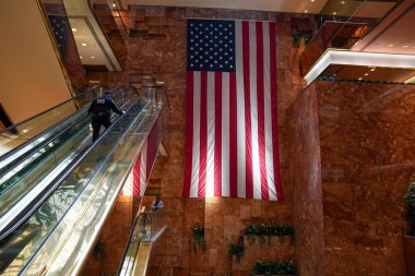 NEW YORK - 11 Kasım 2025: Manhattan 'daki Trump Tower atrium' un içi
