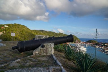 Gustavia Limanı 'na bakan eski top, St. Barths, Fransız Batı Hint Adaları