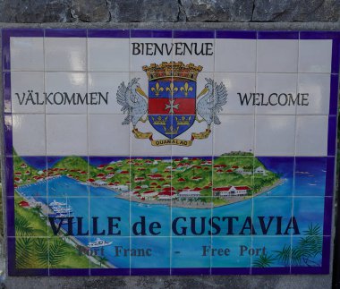 St. Barts, FRANSA Batı Hint Adaları 19 Nisan 2024, St. Barths, Fransız Batı Hint Adaları Gustavia tabelası. Ada, kış tatili döneminde popüler bir turizm merkezidir.