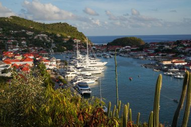 St. Barts 'taki Gustavia Limanı' nın 19 Nisan 2024 tarihli havadan görünüşü sayısız mega yat sergilenmektedir. Ada, kış tatili döneminde popüler bir turizm merkezidir.