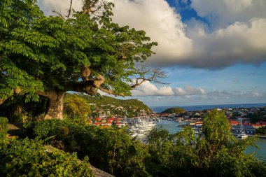 St. Barts 'taki Gustavia Limanı' nın 19 Nisan 2024 tarihli havadan görünüşü sayısız mega yat sergilenmektedir. Ada, kış tatili döneminde popüler bir turizm merkezidir.