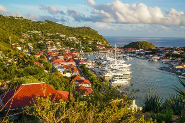 St. Barts 'taki Gustavia Limanı' nın 19 Nisan 2024 tarihli havadan görünüşü sayısız mega yat sergilenmektedir. Ada, kış tatili döneminde popüler bir turizm merkezidir.