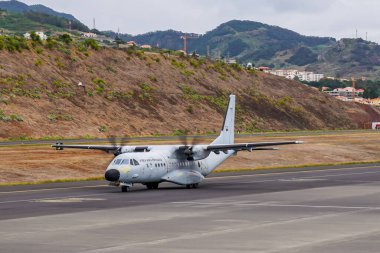 FUNCHAL, MADEIRA - 10 Ekim 2025: Cristiano Ronaldo Madeira Uluslararası Havalimanında Portekiz Hava Kuvvetleri CASA C-295 askeri nakliye uçağı 