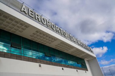 FUNCHAL, MADEIRA - 10 Ekim 2025 Cristiano Ronaldo Madeira Uluslararası Havalimanı 'ndaki terminal binası 