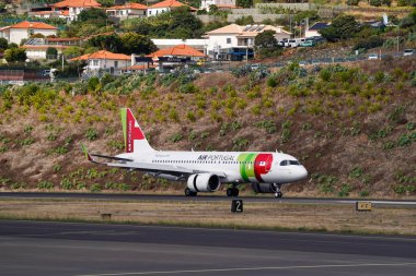FUNCHAL, MADEIRA - 10 Ekim 2025: Cristiano Ronaldo Madeira Uluslararası Havaalanına inerken TAP Air Portugal Airbus A320neo uçağı 