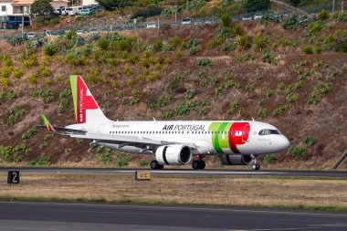 FUNCHAL, MADEIRA - 10 Ekim 2025: Cristiano Ronaldo Madeira Uluslararası Havaalanına inerken TAP Air Portugal Airbus A320neo uçağı 