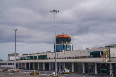 FUNCHAL, MADEIRA - 10 Ekim 2025 Cristiano Ronaldo Madeira Uluslararası Havalimanı kontrol kulesi ve terminal binası 