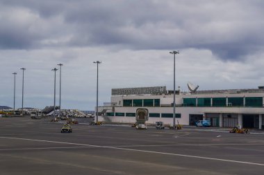 FUNCHAL, MADEIRA - 10 Ekim 2025 Cristiano Ronaldo Madeira Uluslararası Havalimanı 'ndaki terminal binası 